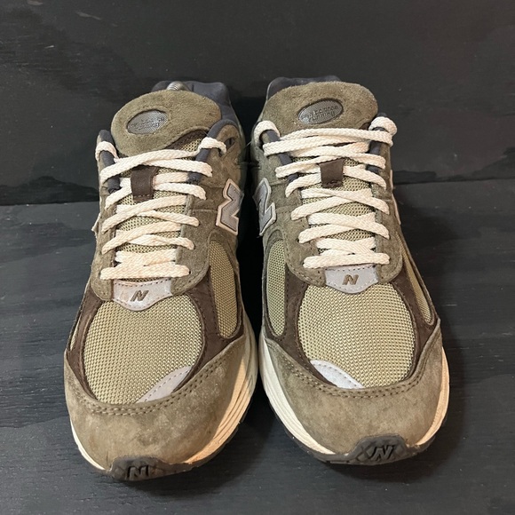 New Balance 2002R Men’s Size 8.5 Dark Camo Green Brown Olive White Sneakers - Picture 3 of 8